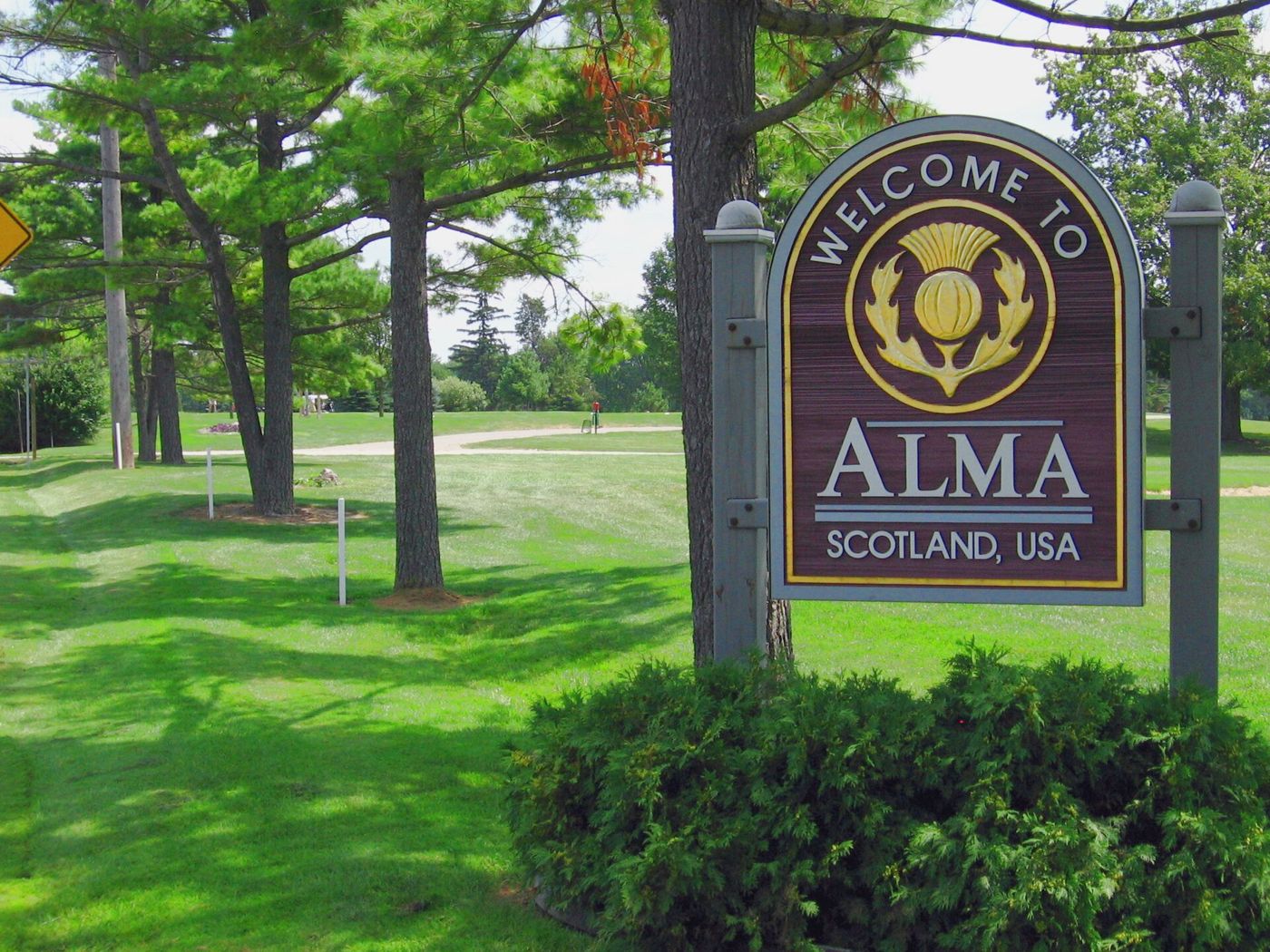Welcome to Alma sign with the city's thistle emblem